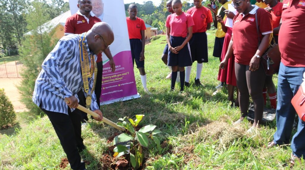 Rotarians tip children to focus more on reading books