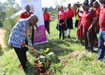 Rotarians tip children to focus more on reading books